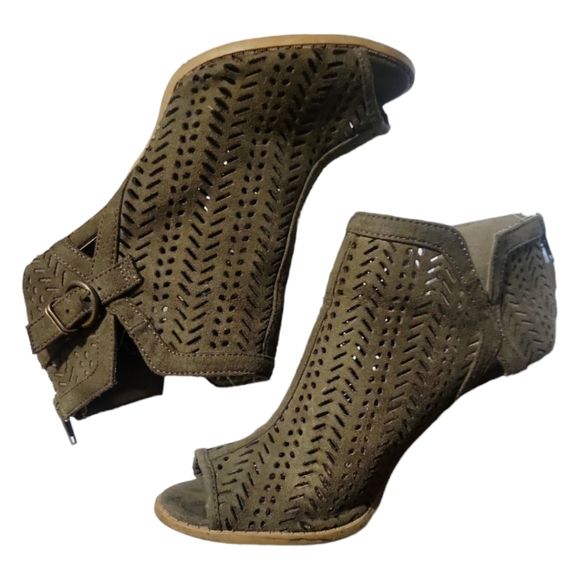 Charlotte Russe 3.5" Chunky Heeled Open Toe Boots  Vegan Leather Perforated Sz 6 - Picture 8 of 9